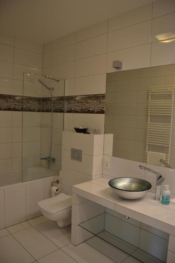 Apartamenty Centrum Nad Motlawa Z Widokiem Na Patio Z Balkonem Gdansk Ngoại thất bức ảnh